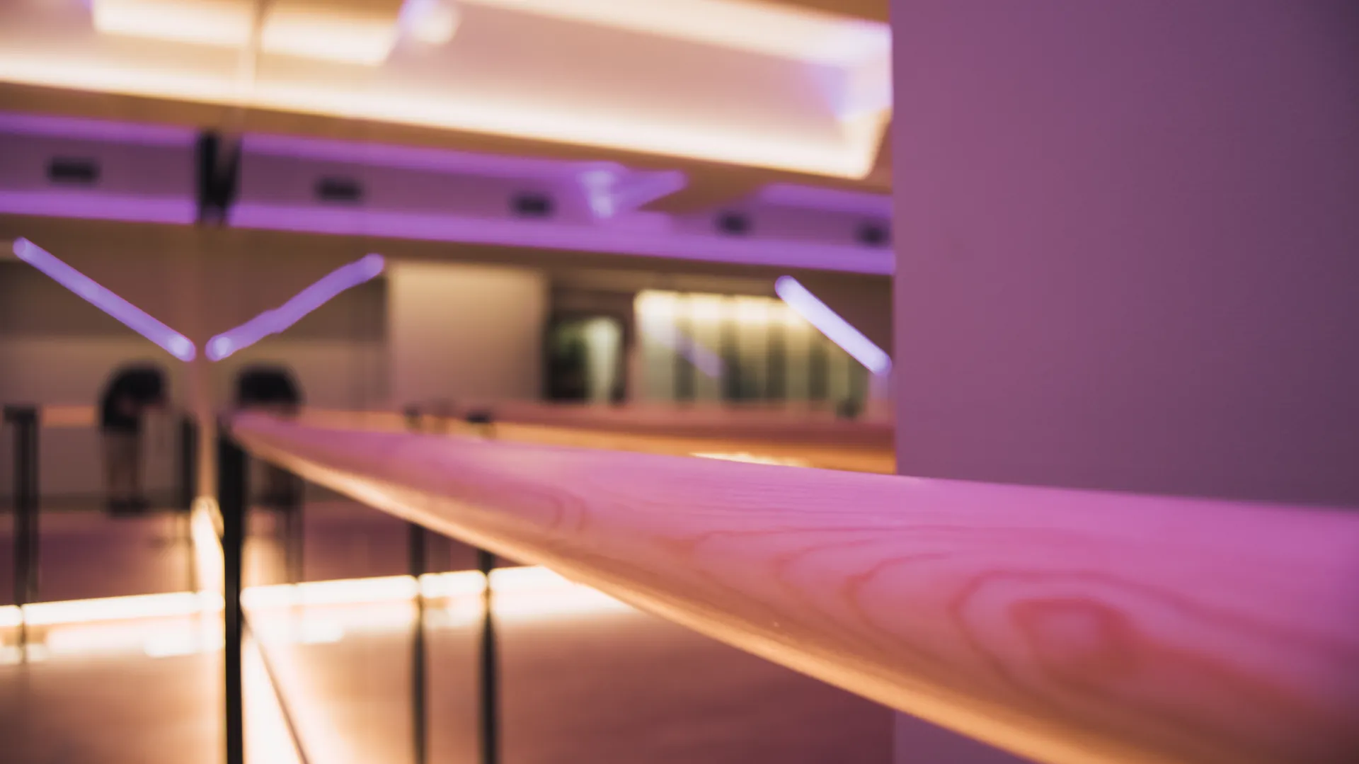 Detalle en perspectiva de la barra de ballet y los espejos de Being Fit