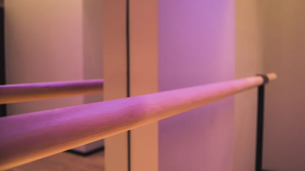 Detalle de la barra de ballet en la sala de Being Fit