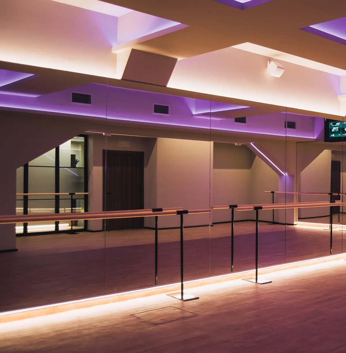 Barras de madera frente a los espejos de la sala de Being Fit en Bilbao