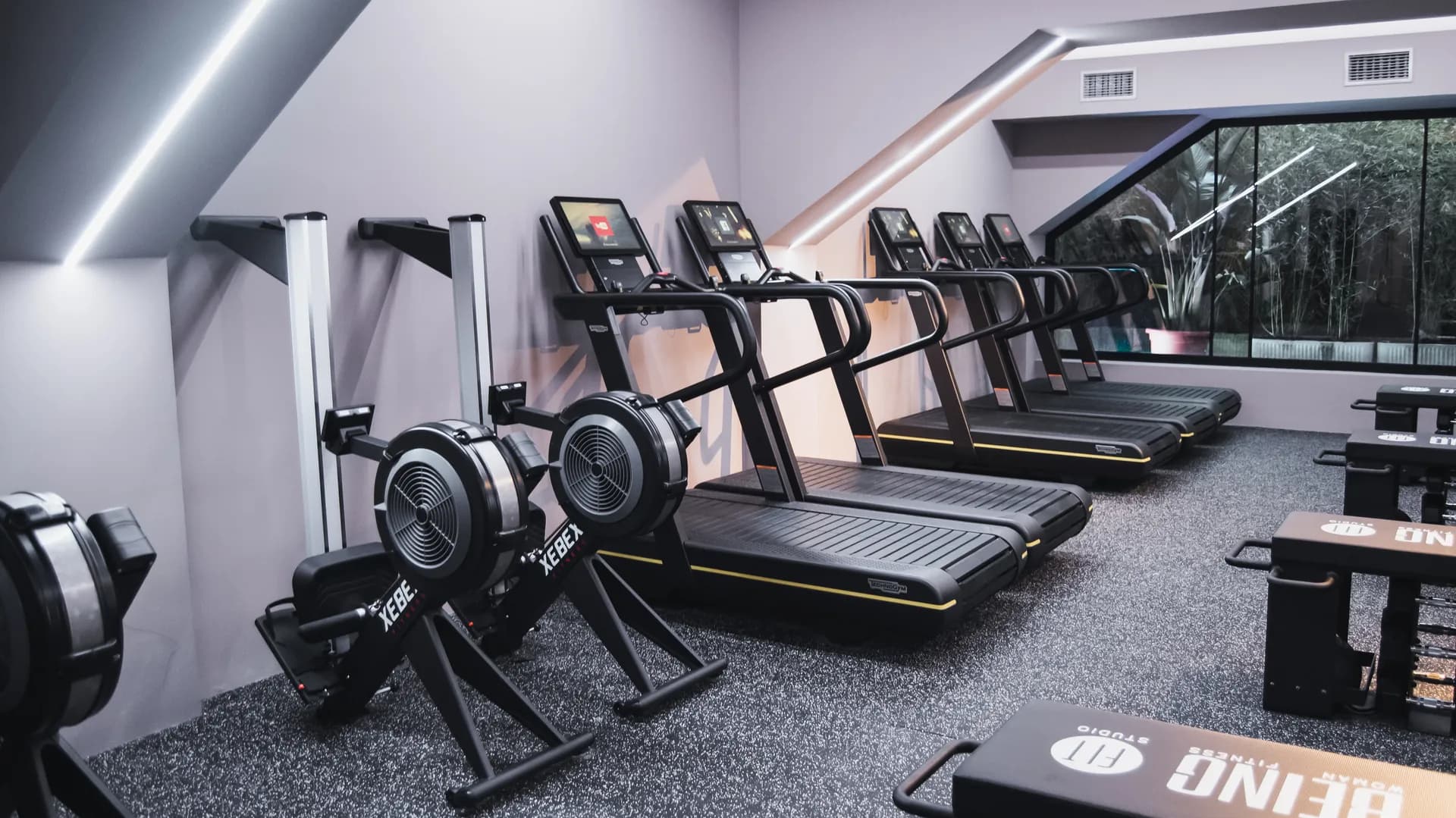 Perspectiva del equipamiento de cardio del estudio Being Fit en Bilbao