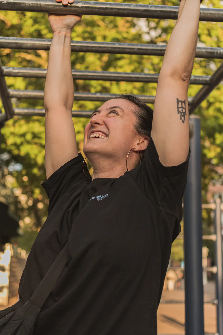 Iris haciendo ejercicio en unas barras al aire libre