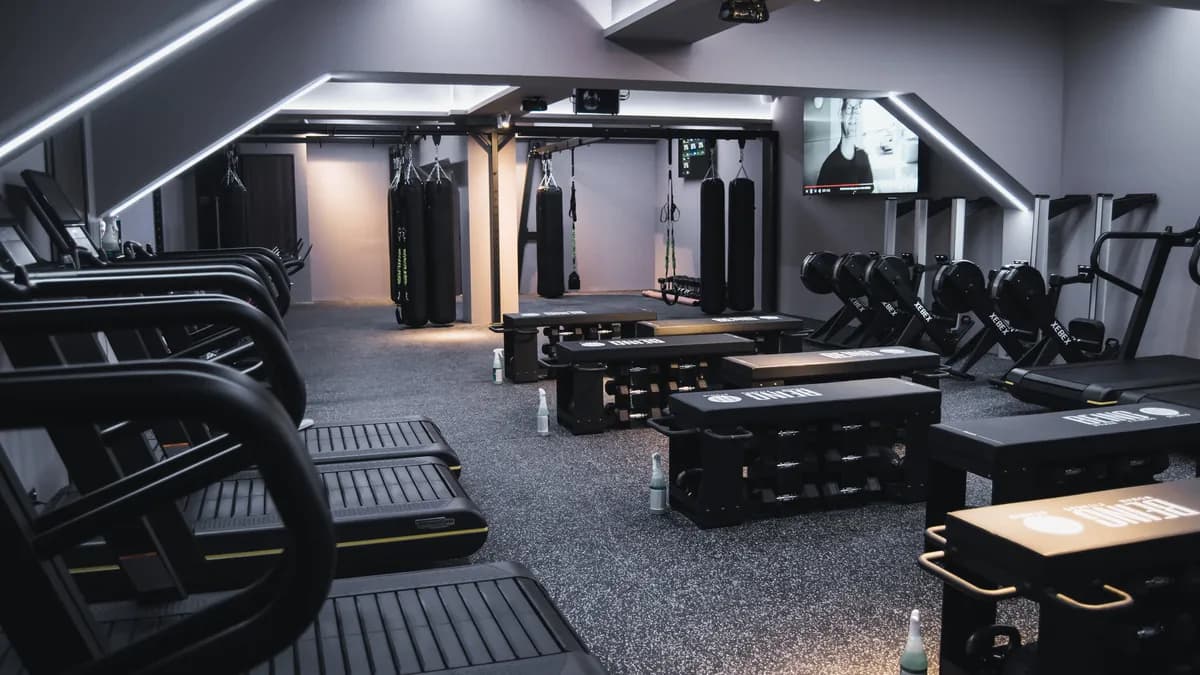 Sala de entrenamiento con equipamiento de fuerza y cardio de Being Fit