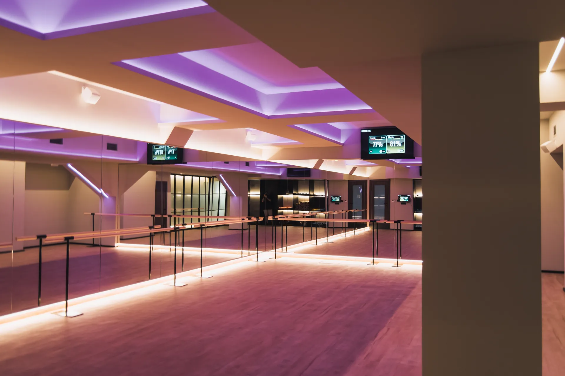 Sala de movimiento de Being Fit en Bilbao, con suelo de madera y espejos